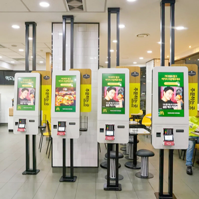 Il touch screen sta l'ordine del ristorante dell'ordinazione di pagamento di controllo del chiosco self service di Digital